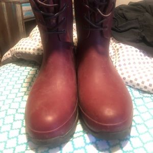 Maroon Bog boots. Fuzzy inside. No tears, holes.